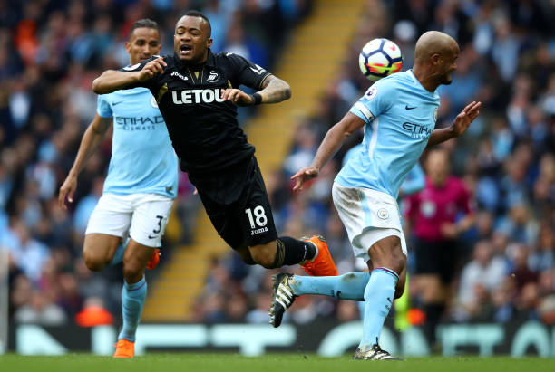 足球场下的 足球场下的